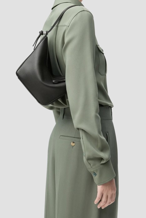 сумка  модель hammock от бренда loewe вид слева