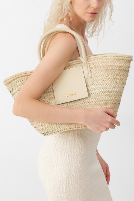 сумка  модель le panier soleil от бренда jacquemus вид слева