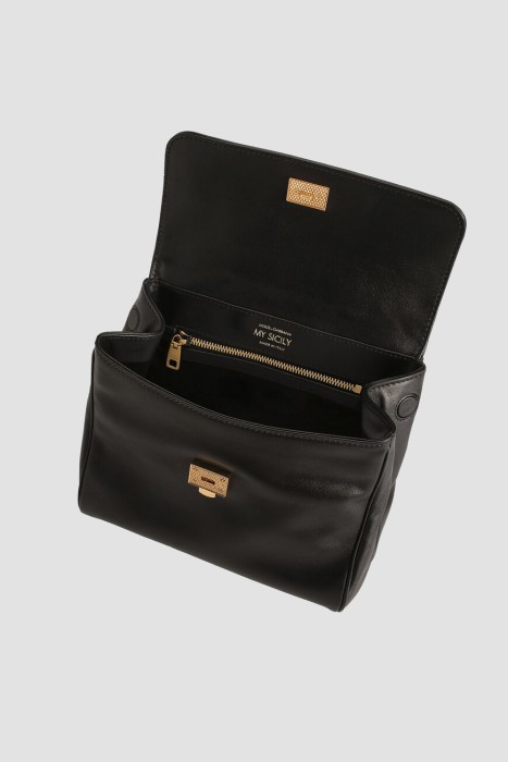 Товар черного цвета с внутренней стороны