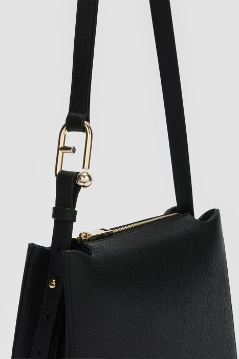 Товар черного цвета с внутренней стороны