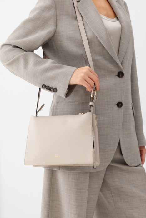 сумка  модель nuvola от бренда furla вид слева