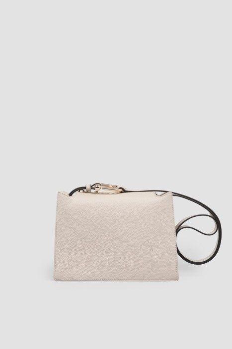 Товар белого цвета с внутренней стороны