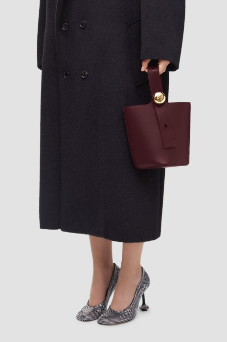 сумка  модель pebble от бренда loewe вид слева