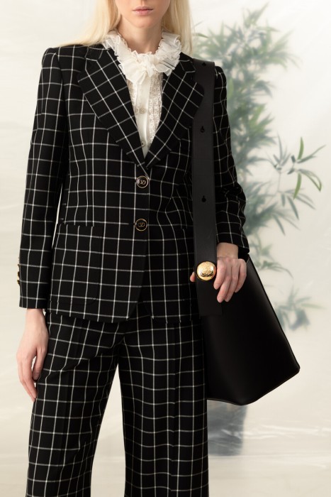 сумка  модель pebble от бренда loewe вид слева