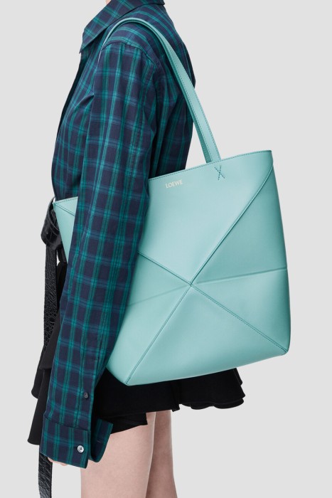 сумка  модель puzzle fold от бренда loewe вид слева