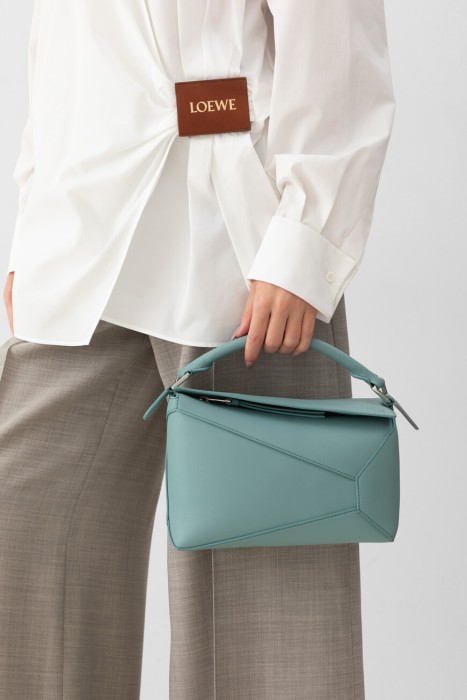 сумка  модель puzzle от бренда loewe вид слева