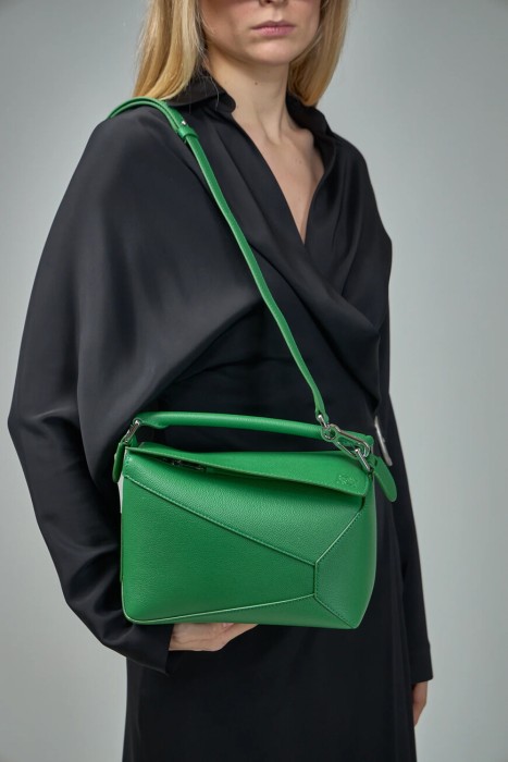 сумка  модель puzzle от бренда loewe вид слева