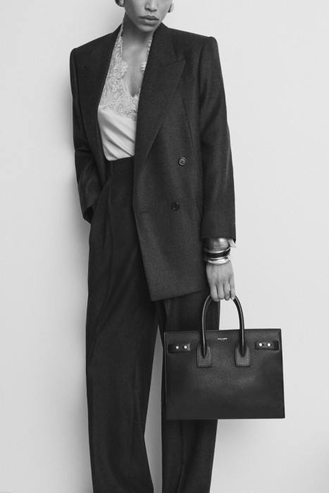 сумка  модель sac de jour от бренда saint laurent вид слева