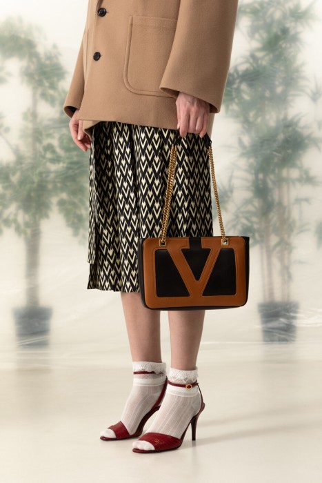 сумка  модель viva superstar от бренда valentino вид слева