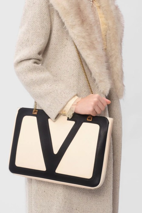 сумка  модель viva superstar от бренда valentino вид слева