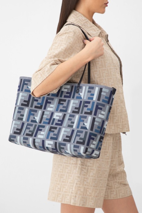 сумка-шоппер  модель roll large от бренда fendi вид слева