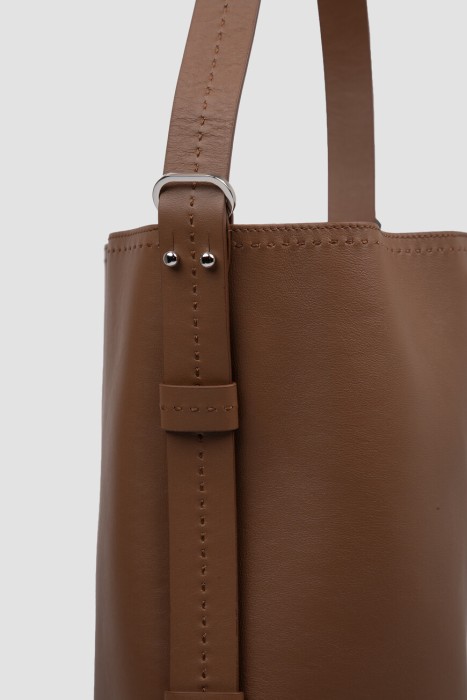 Товар коричневого цвета с внутренней стороны