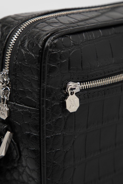 Товар черного цвета с внутренней стороны