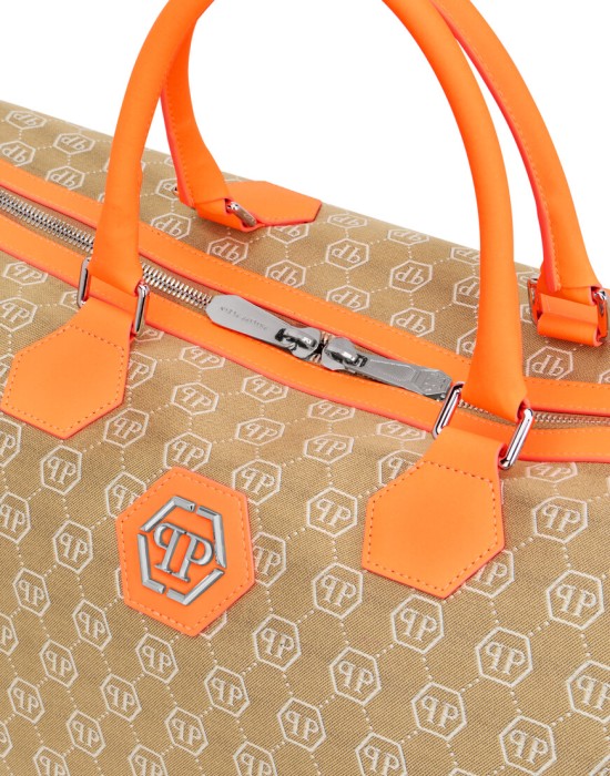 Товар бежевого цвета с внутренней стороны