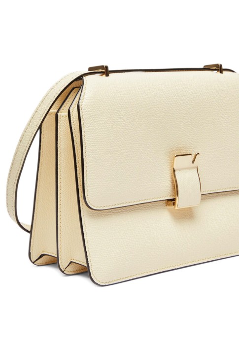 Товар белого цвета с внутренней стороны