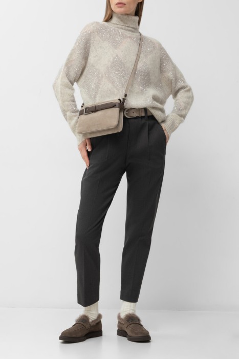 Товар серого цвета с внутренней стороны