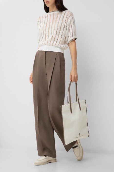 Товар белого цвета с внутренней стороны