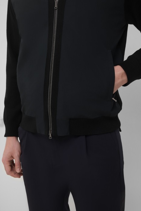 Товар черного цвета с внутренней стороны