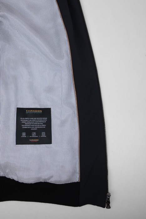 свитер-ветровка  вид сзади