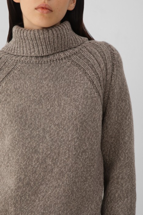 свитер  из италии вид сбоку