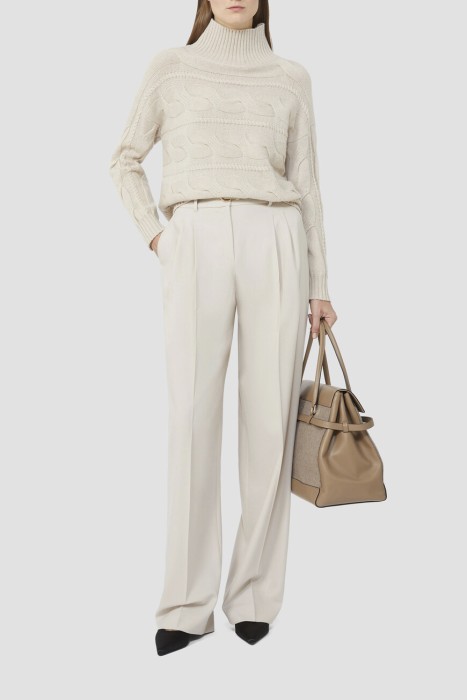 Товар бежевого цвета с внутренней стороны