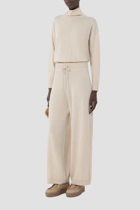 Товар коричневого цвета с внутренней стороны