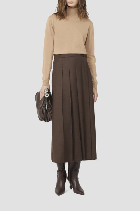 Товар бежевого цвета с внутренней стороны