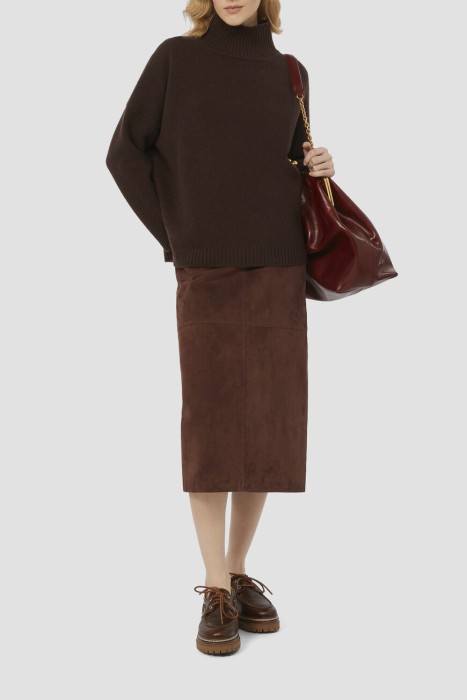 Товар коричневого цвета с внутренней стороны