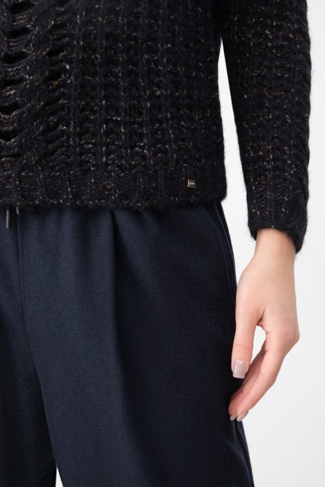 Товар черного цвета с внутренней стороны