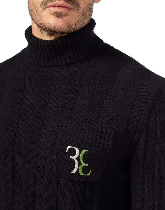 Товар черного цвета с внутренней стороны