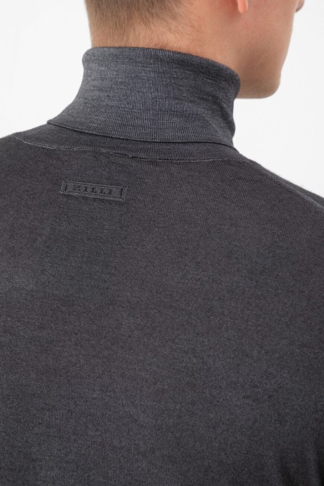 Товар серого цвета с внутренней стороны