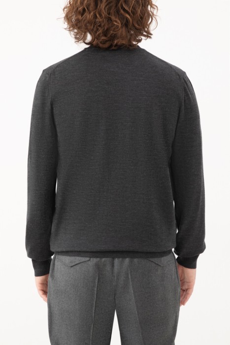 свитер  по цене 17000 руб вид справа