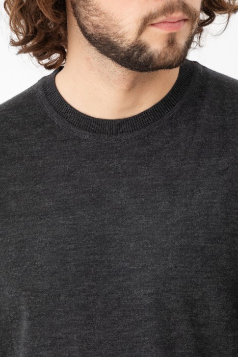 свитер  из италии вид сбоку