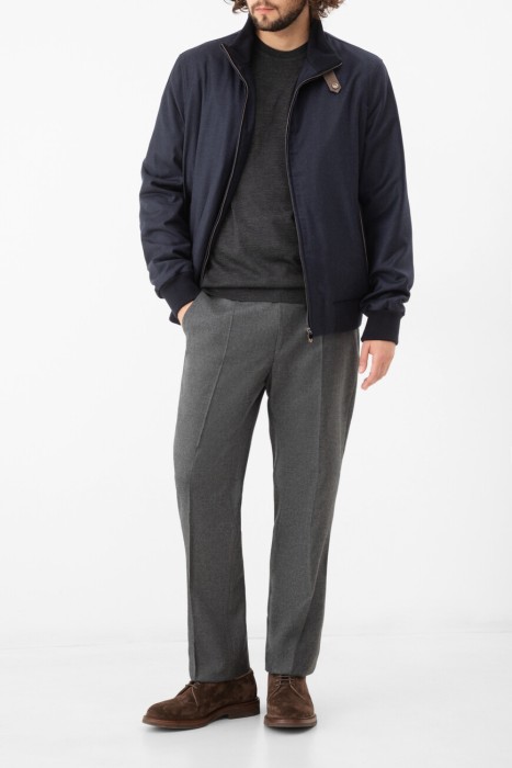 Товар серого цвета с внутренней стороны