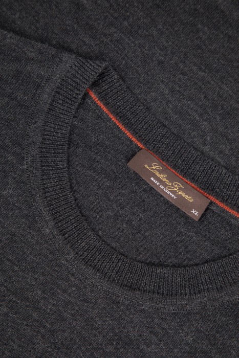 свитер  из шерсти спереди