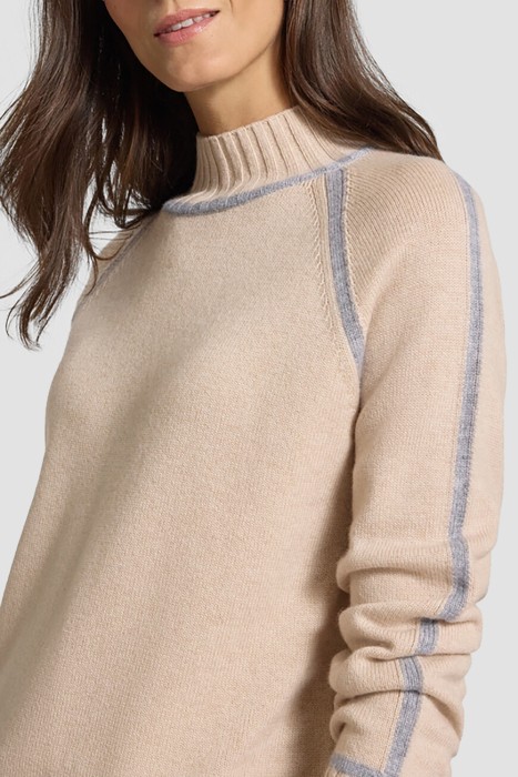 свитер  из италии вид сбоку