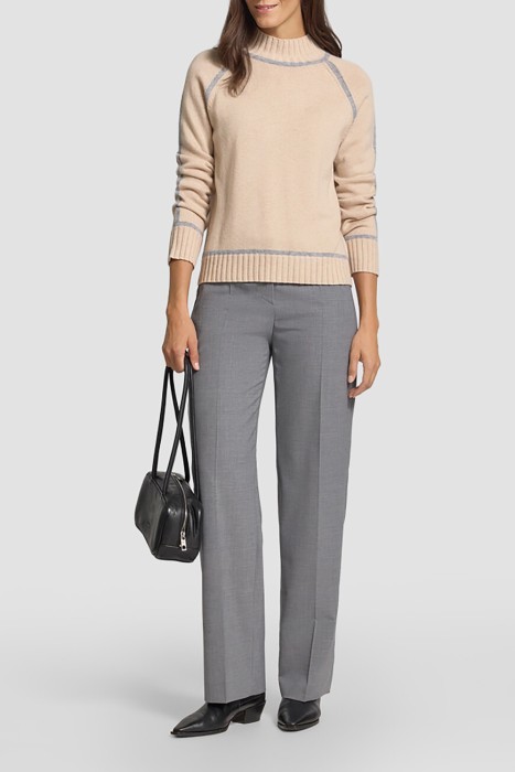 Товар бежевого цвета с внутренней стороны