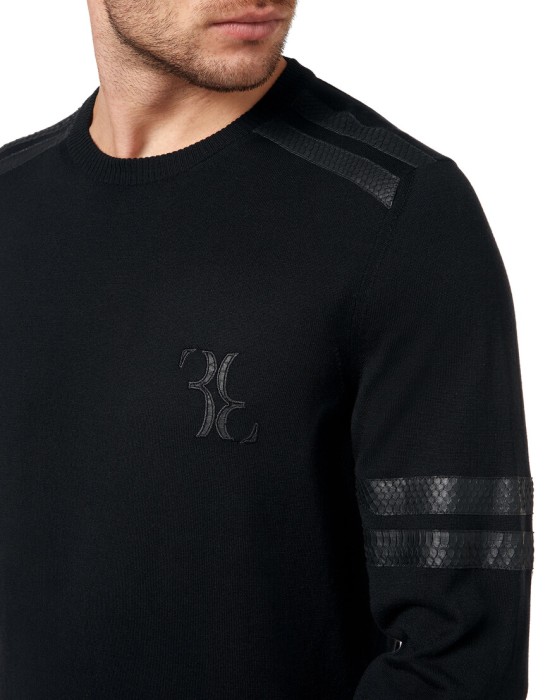 Товар черного цвета с внутренней стороны