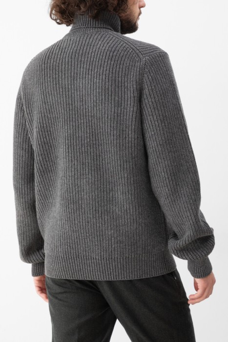 свитер  по цене 165300 руб вид справа