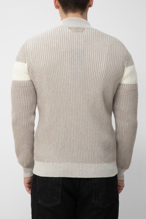 свитер  по цене 86400 руб вид справа