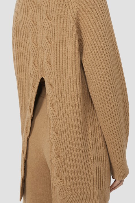 Товар бежевого цвета с внутренней стороны