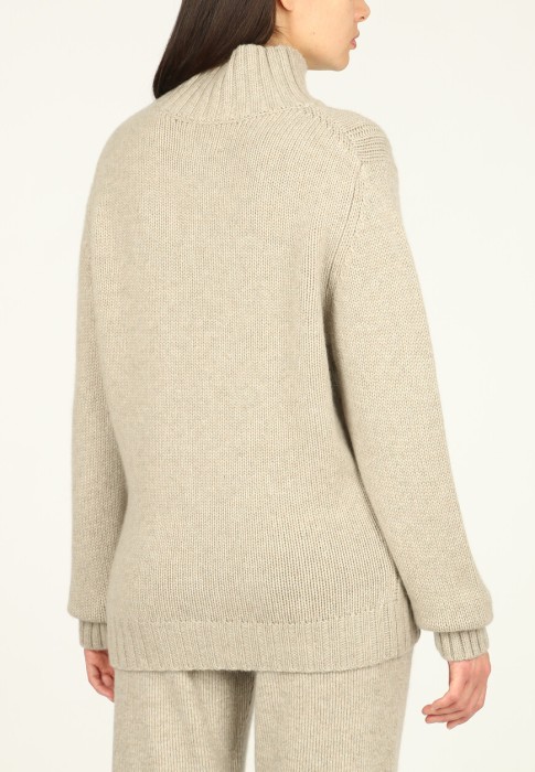 Товар бежевого цвета с внутренней стороны