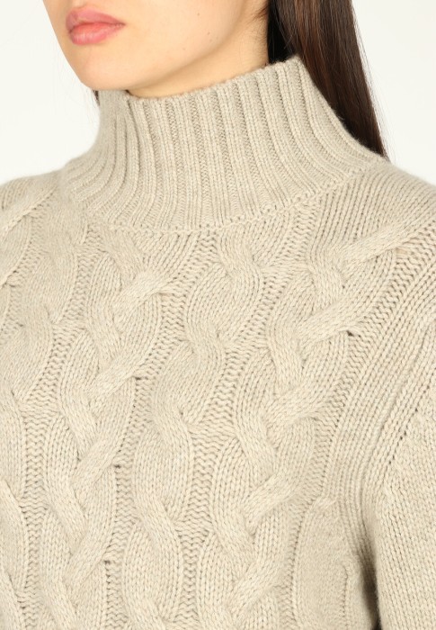 свитер  из проверенных материалов спереди