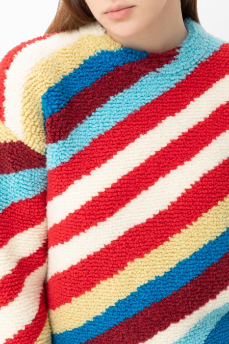 свитер  из италии вид сбоку