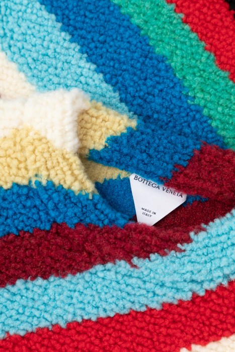 свитер  из шерсти спереди