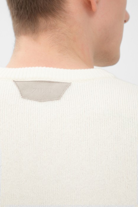 Товар белого цвета с внутренней стороны