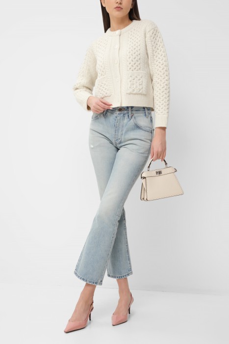 Товар белого цвета с внутренней стороны