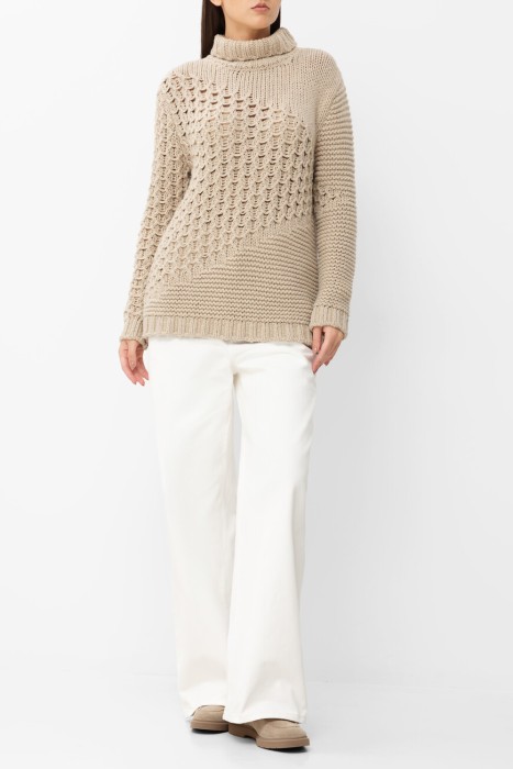 Товар бежевого цвета с внутренней стороны