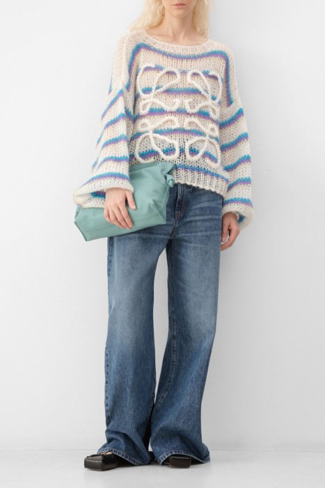 Товар белого цвета с внутренней стороны