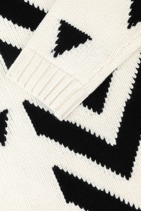 свитер  универсального стиля с лицевой стороны